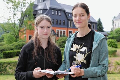 Diese Schülerzeitung aus dem Erzgebirge räumt Preise ab - Kristina Schiefer (links) tritt als Chefredakteurin in die Fußstapfen ihrer Schwester Karolin.