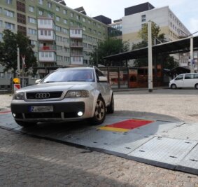 Diese Sperren sollen Amokfahrer stoppen - Ein Audi überquert eine Zufahrtssperre an der Inneren Schneeberger Straße. Noch sind die roten Elemente heruntergeklappt. Einige Autofahrer sind die Meinung, dass das System trotzdem bereits eine Gefahr darstellt. 