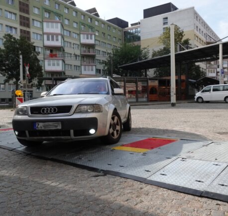 Diese Sperren sollen Amokfahrer stoppen - Ein Audi überquert eine Zufahrtssperre an der Inneren Schneeberger Straße. Noch sind die roten Elemente heruntergeklappt. Einige Autofahrer sind die Meinung, dass das System trotzdem bereits eine Gefahr darstellt. 
