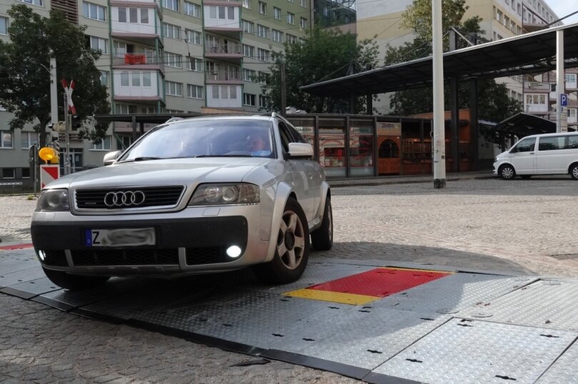 Ein Audi überquert eine Zufahrtssperre an der Inneren Schneeberger Straße. Noch sind die roten Elemente heruntergeklappt. Einige Autofahrer sind die Meinung, dass das System trotzdem bereits eine Gefahr darstellt. 