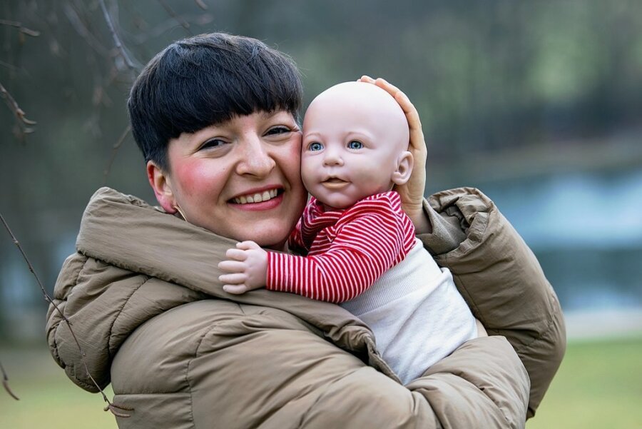 Diese Vogtländerin hilft überlasteten Mamas - Olivia Kraneiß zeigt Müttern, wie sie ihr Baby am besten halten können - zum Beispiel an der lebensechten Puppe Lisa. 