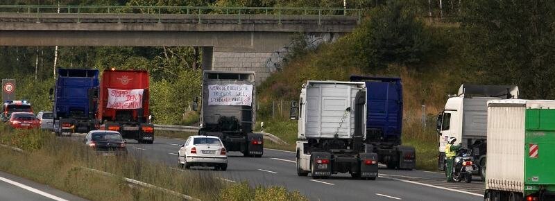 Diesel-Protest lässt nach: Nur wenige Lkw bei Sternfahrt - 
              <p class="artikelinhalt">Trucker auf der Autobahn 72 zwischen Reichenbach und Treuen: Nur an wenigen Stellen wurde der Verkehr etwas behindert. </p>
            