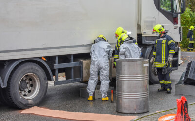 Dieseltank beschädigt: Feuerwehr rückt zu verunglücktem Lkw aus - Mehrere Feuerwehren sind am Montagvormittag zu einem auslaufenden Dieseltank in den Annaberg-Buchholzer Ortsteil Kleinrückerswalde ausgerückt.