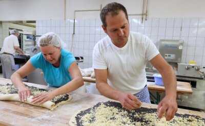Dieser Bäcker will Preise nicht erhöhen - Bäckerei-Chef Gerd Jahnsmüller und Mitarbeiterin Ariane Strobel bereiten Mohnschnecken zu. 