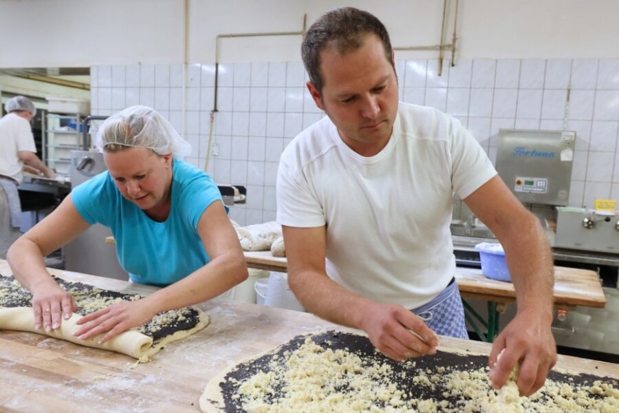 Bäckerei-Chef Gerd Jahnsmüller und Mitarbeiterin Ariane Strobel bereiten Mohnschnecken zu. 