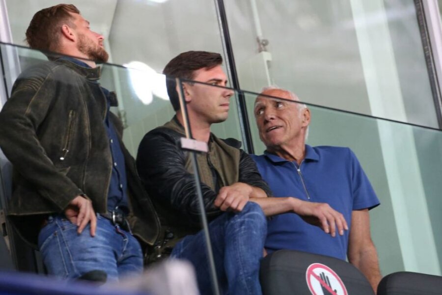 Mark Mateschitz (2. v. l.) zusammen mit seinem Vater Dietrich (r.) 2020 bei einem Spiel des Fußballklubs Red Bull Salzburg.