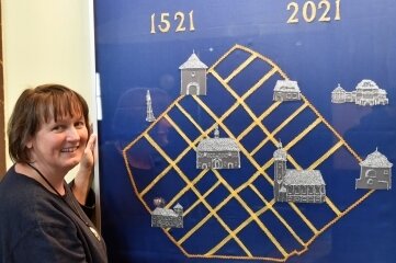 Dieser Marienberger Stadtplan ist ganz aus Garn - Anett Schlenther vom Team der Baldauf-Villa freut sich über das Geschenk. 