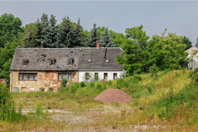Dieser Meeraner Schandfleck soll verschwinden - Die linke marode Hälfte dieses Hauses am Auberg 13 und 15 soll abgerissen werden.