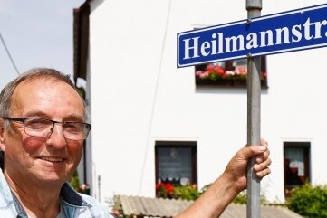 Hans-Dieter Heilmann vor seinem Haus in Grumbach. 