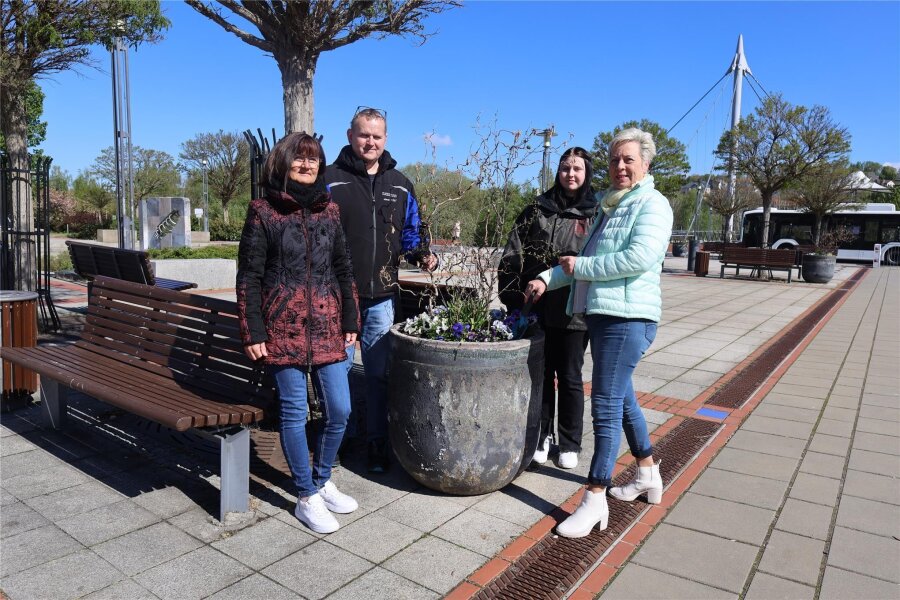 Dieser Verein aus Wilkau-Haßlau hilft, die Stadt noch ein wenig lebenswerter zu machen - Simone Walther, Juliette Meierhöfer und Dorothea Kaschta (von links) kümmern sich um die regelmäßige Bepflanzung der Blumenkübel am Marktplatz. Toni Rißmann unterstützt sie als Pflanzpate.