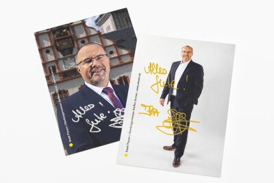 Dieser vogtländische Rathaus-Chef hat eigene Autogrammkarten - „Alles Gute!" wünscht Plauens Oberbürgermeister Steffen Zenner seinen Fans. Es gibt zwei Kartenmotive.