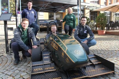 Dieses Auto ist so teuer wie ein neues Einfamilienhaus - Henning Wegner, Patrick Deunert, Christoph Sträche-Pflegel, Johanna Wismeth und Sebastian Helbig (von links) vom WHZ-Racing-Team an ihrem neuen Auto, mit dem sie die nächste Rennsaison bestreiten wollen. 