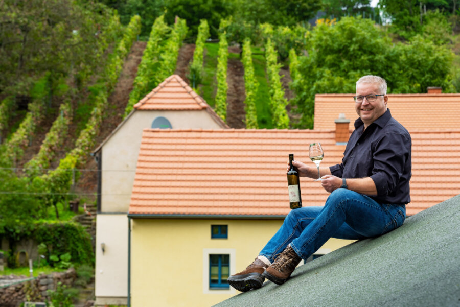 Mal was anderes - Wein auf dem Dach. Das alte Winzerhaus hat Steffen Rößler mit seiner Frau saniert. Der 49-Jährige hat in einem fränkischen Weingut gearbeitet und kehrte dann als Verantwortlicher für die Weinproduktion der Hoflößnitz nach Radebeul zurück. 2011 gründete er den Winzerhof Rößler.