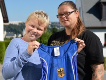 "Dieses Thema darf nicht totgeschwiegen werden" - Stolz präsentieren Svea Martin und ihre Mutti Linda ein Trikot von Ringer-Olympiasiegerin Aline Rotter-Focken. Die 14-Jährige bekam gleich mehrere, um sie im Kampf gegen den Krebs zu unterstützen. 