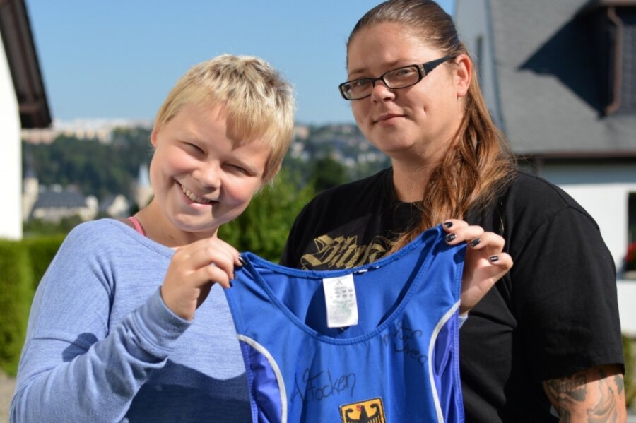 "Dieses Thema darf nicht totgeschwiegen werden" - Stolz präsentieren Svea Martin und ihre Mutti Linda ein Trikot von Ringer-Olympiasiegerin Aline Rotter-Focken. Die 14-Jährige bekam gleich mehrere, um sie im Kampf gegen den Krebs zu unterstützen. 
