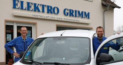 Dieses Vater-Sohn-Team funktioniert seit drei Jahrzehnten - Christian und Hendrik Grimm vor dem Laden in Oberlungwitz.