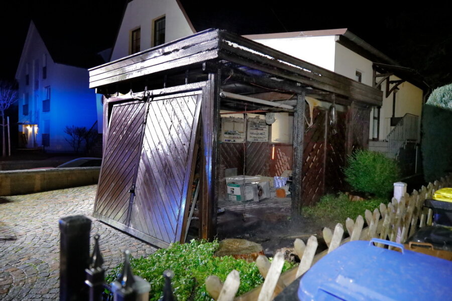 Diesmal in Adelsberg: Erneut Carport und Mülltonnen in Brand - 