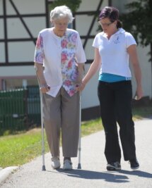 Diethensdorf/Burgstädt: Diagnose Parkinson verändert Leben - Zweimal pro Woche wird Juliane Funke (links) von Physiotherapeutin Madleen Hugel besucht, die ihr beim Laufen und motorischen Übungen hilft. In einer Selbsthilfegruppe will die 81-Jährige Gleichgesinnte treffen.