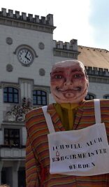 Diffamierende Debatte - 
              <p class="artikelinhalt">Mit einer drei Meter hohen Puppe ("Ich will auch Bürgermeister werden") persiflierte die SPD am Donnerstag vor dem Rathaus den Ämterschacher.</p>
            