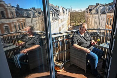 Digitalbank sperrt schwerkrankem Chemnitzer wochenlang das Konto - Ulrich Preuß auf dem Balkon seiner Wohnung im Chemnitzer Stadtteil Sonnenberg: Nach einem Herzinfarkt, einem Schlaganfall und drei Lungenembolien ist der allein lebende 55-Jährige auf Hilfe angewiesen.