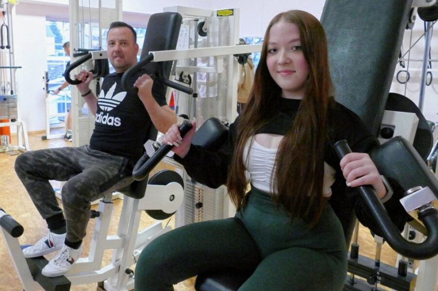 Digitale Angebote verstärken den Fitnesstrend der Jugend - Seit kurzem trainiert Jasmin Rösch im Zschopauer Fitnessstudio "High 50" gemeinsam mit ihrem Vater Carsten Rösch, der die sportliche Aktivität nach längerer Pause wieder für sich entdeckt hat. 