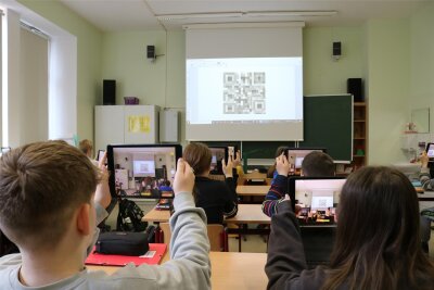 Digitale Schule: So wird im Erzgebirge heutzutage unterrichtet - In der Oberschule Lößnitz kommen Tablet-Computer zum Einsatz. Schüler können über QR-Codes zu ihren Aufgaben gelangen.