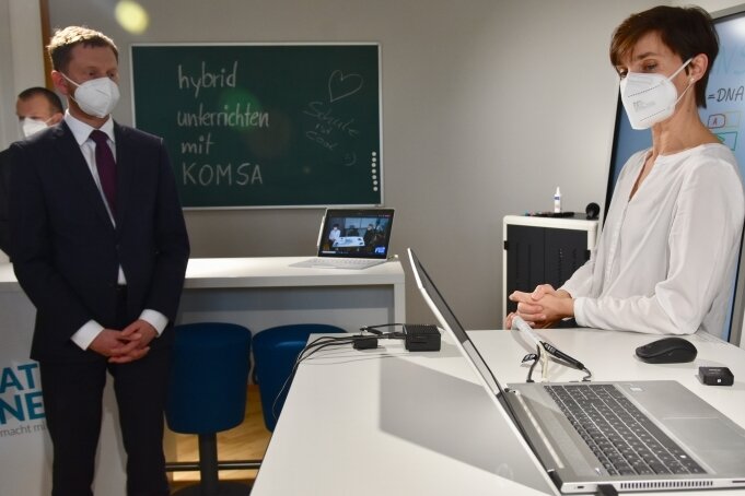 Digitales Klassenzimmer als Zukunft des Lernens - Sachsens Ministerpräsident Michael Kretschmer (CDU) zu Besuch bei der Komsa in Hartmannsdorf, wo Projektmanagerin Antje Reuchsel das vom Unternehmen entwickelte digitale Klassenzimmer vorstellt. 