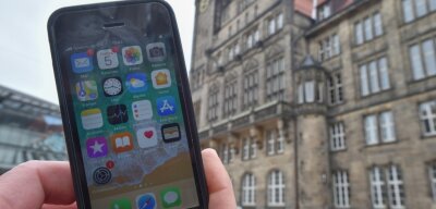 Digitales Rathaus in Chemnitz: Angebot wird größer, aber Bürger-App dauert - Die App für die schnelle Kommunikation mit dem Rathaus lässt zwar weiter auf sich warten, dafür bietet das Rathaus weitere Dienstleistungen an, die Einwohnerinnen und Einwohner mit mobilen Endgeräten wie einem Smartphone erledigen können. 