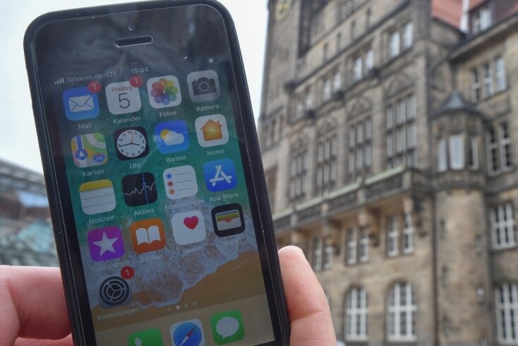 Die App für die schnelle Kommunikation mit dem Rathaus lässt zwar weiter auf sich warten, dafür bietet das Rathaus weitere Dienstleistungen an, die Einwohnerinnen und Einwohner mit mobilen Endgeräten wie einem Smartphone erledigen können. 