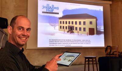 Digitales Zeitalter erobert alten Gasthof in Bockendorf - Ringo Grombe im Saal im Johanneshof in Bockendorf. Die moderne Technik hat längst Einzug gehalten. Auch Videokonferenzen lassen sich bequem steuern.