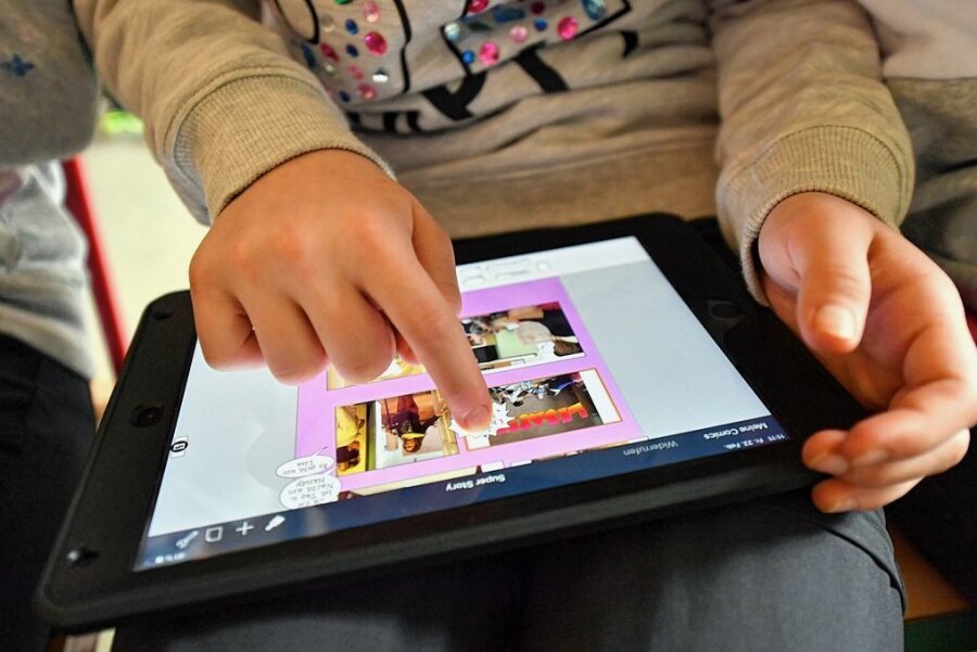 Digitalpakt: Breitenbrunn macht seine Schulen fit - Ein Schüler arbeitet in seinem Klassenzimmer mit einem Tablet. Solche Möglichkeiten  wie auf diesem Symbolfoto soll es künftig in allen Schulen geben.