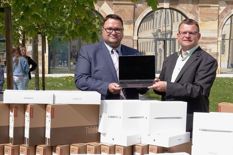 Digitalpakt Schule: Jetzt bekommen auch die Lehrer in Zwickau Laptops - Bürgermeister Sebastian Lasch (links) und Schulleiter Lars Flemming mit den Neuanschaffungen. 