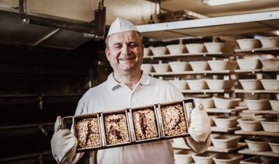 Dinkelhexe & Co. kommen aus dem Ofen - Dirk Selbmann in seiner Backstube in Brand-Erbisdorf. Im Angebot sind neue Brotsorten. 