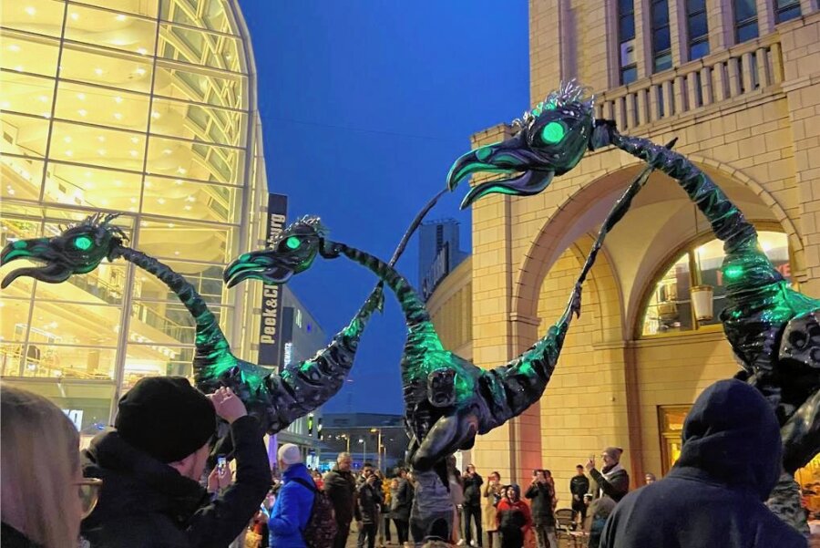 Dinosaurier erobern Chemnitzer Innenstadt - Drei Stelzenkünstler erweckten die Saurierkostüme am Samstagnachmittag in der Chemnitzer Innenstadt zum Leben. 