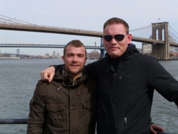 Diplom-Ingenieur als Ticket für US-Job - André Zöllner und Florian Krauß (rechts) am Pier 37 vor der Brooklyn Bridge in Manhattan. 