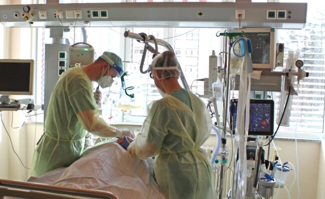 Ein Arzt (links) und eine Pflegerin betreuen einen Patienten auf der Intensivstation im Heinrich-Braun-Klinikum. Dort wurden am Mittwoch 24 Covid-Infizierte behandelt. 