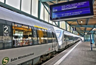 Direktverbindung mit S-Bahn nach Leipzig kommt ab 2026 - Eine S-Bahn der Linie S 5x im Bahnhof Zwickau. Ab 2026 sollen aus Halle und Leipzig kommende Züge auch ins Vogtland rollen. 