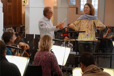 Dirigenten trainieren in Auerbach Haltung, Tempo und Dynamik - Philharmonie-Geschäftsführer Stefan Fraas gibt der Teilnehmerin Eva-Maria Weinreich aus Weimar Hinweise zur Körperhaltung.