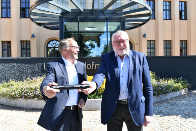 Der neue Landrat Dirk Neubauer (links) und seinem Vorgänger Matthias Damm (rechts im Bild).
