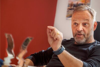 Dirk Neubauer zur Bundestagswahl: "Wahlausgang war eher ein Unfall" - Bürgermeister Dirk Neubauer will Politik überparteilich und gemeinsam mit den Bürgern gestalten, um Vertrauen aufzubauen.