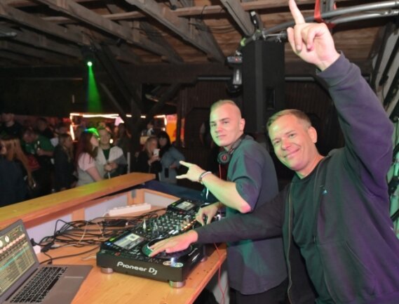 Rene Kießling von Zuckerbrot und Bassss (vorn) sowie Eric Simon alias DJ Eric Smn (hinten) haben bei der Electric Summer Night in Sosa unter anderem aufgelegt. 