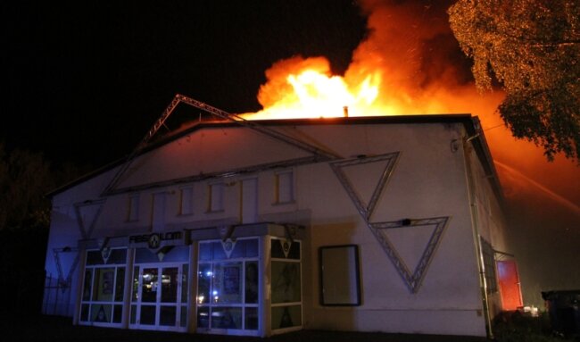 Diskothek in Flammen: Große Teile des Dachstuhles des "Absolom" sind in der Nacht zum Dienstag abgebrannt. Die Kameraden der Feuerwehr konnten ein komplettes Abbrennen des Hauses verhindern.
