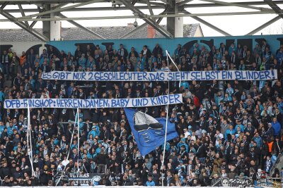 Diskriminierendes Banner in der Fankurve: Chemnitzer FC verweigert Stellungnahme - Dieses Banner war am Samstag im Stadion des Chemnitzer FC zu sehen.