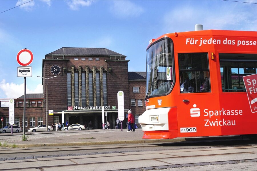 Diskussion in Zwickau: Wann fährt die Straßenbahn wieder zum Hauptbahnhof? - Ende 2019 fuhr die letzte Straßenbahn im Linienbetrieb zum Hauptbahnhof. Mit der Umsetzung der Querspange soll sich das ändern.