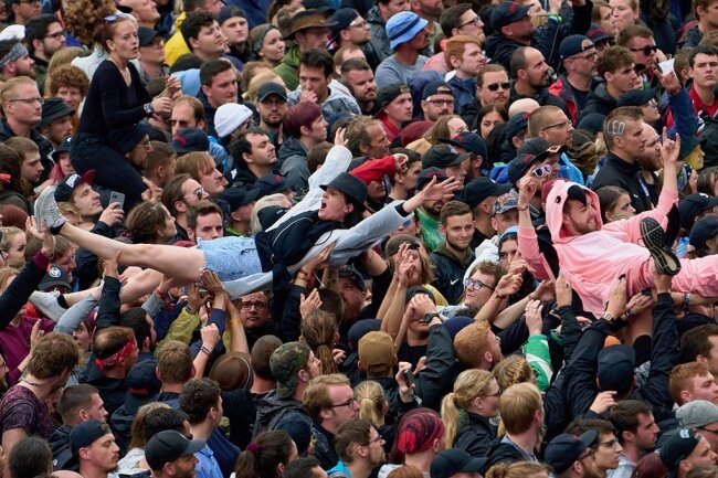 Crowdsurfer lassen sich während des größten deutschen Festivals "Rock am Ring" über die Köpfe des Publikums tragen. Doch wie lange trägt der Besucherzuspruch bei steigenden Preisen und ausgedünntem Angebot solche Freiluft-Veranstaltungen noch? 