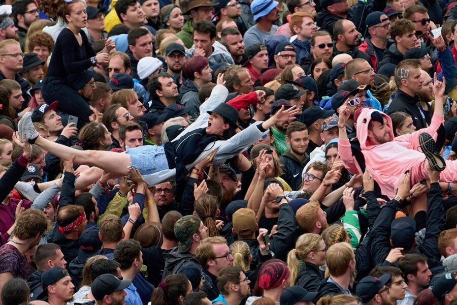 Crowdsurfer lassen sich während des größten deutschen Festivals "Rock am Ring" über die Köpfe des Publikums tragen. Doch wie lange trägt der Besucherzuspruch bei steigenden Preisen und ausgedünntem Angebot solche Freiluft-Veranstaltungen noch? 