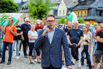 Disput über neue Flüchtlingsunterkunft in Grünhain geht weiter: Bürgermeister Geißler widerspricht den Aussagen des Landkreises - Bürgermeister Mirko Geißler (parteilos) hat im Vorfeld der Demonstration kurz das Wort an seine Bürger gerichtet.