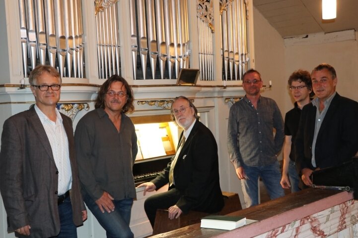 Die Dittersbacher Orgelfreunde Jens Hermann, Jörg Lange, Peter Kleinert, Uwe Hiss, Christoph Rühle und Dirk Börner sammeln Spenden für die Orgel.