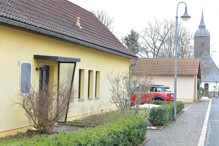 Dittmannsdorf: Rettungswache soll neue Garage erhalten - Das frühere Haus des Gastes in Dittmannsdorf (links) ist zur Rettungswache umgebaut worden.