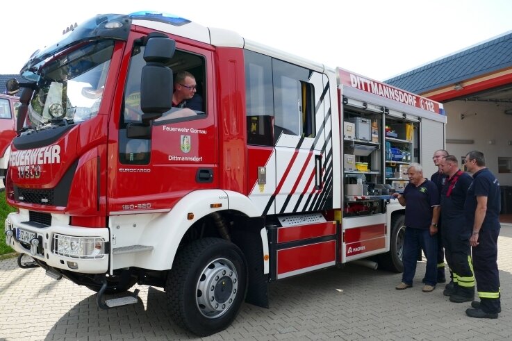 Dittmannsdorfer Feuerwehr begrüßt Neuzugang - Direkt nach der Ankunft in Dittmannsdorf wurde das neue Löschgruppenfahrzeug gleich mal näher unter die Lupe genommen. 